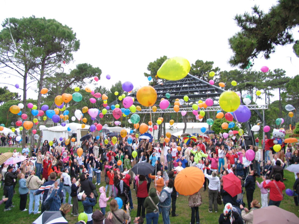 La comunità di Lignano riunita per il lancio dei palloncini con messaggi di pace